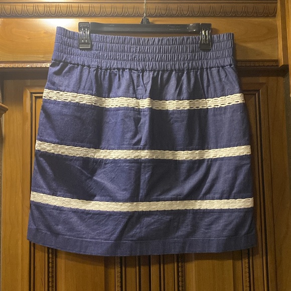 Banana Republic Chambray Denim Pull-on Skirt with Lace Accents Size 6 - Picture 3 of 11